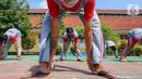 Anak binaan melakukan peregangan otot atau stretching di lapangan Lembaga Pembinaan Khusus Anak (LPKA) Klas 1 Tangerang, Banten, Sabtu (30/5/2020). Stretching yang diikuti 56 anak binaan setiap pagi dapat meningkatkan sistem kekebalan tubuh selama masa pandemi Covid-19. (Liputan6.com/Fery Pradolo)