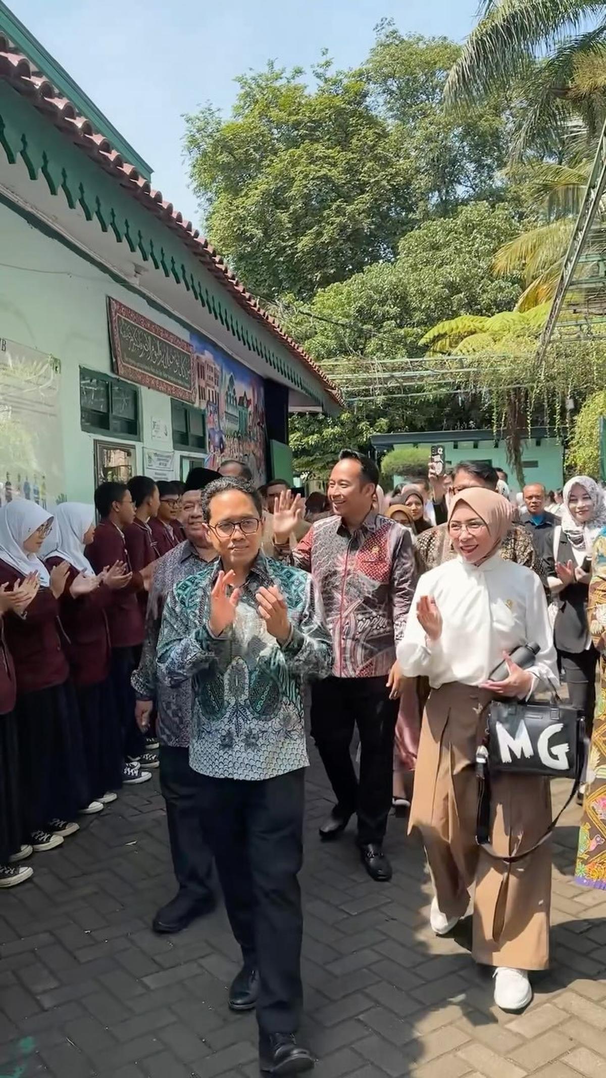 Potret Denny Cagur, Dari Panggung Komedi ke Gedung Parlemen - Kisah Penuh Kejutan dan Dedikasi