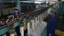 Pekerja memeriksa cetakan untuk membuat sarung tangan medis di pabrik sebuah perusahaan produk lateks di Nanjing, Provinsi Jiangsu, China, 6 Februari 2020. Perusahaan itu bekerja cepat sepanjang waktu demi meningkatkan pasokan dan membantu memerangi epidemi coronavirus baru. (Xinhua/Ji Chunpeng)