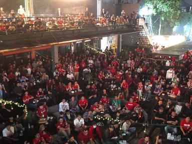 Fans The Reds tumpah ruah saat acara Roaring Night Liverpool vs Manchester City di 15 Park Kemang, Jakarta, Minggu (10/3/2024). (Bola.com/Syahkist Afi Daib)