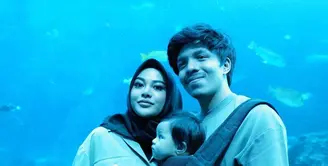 Tak hanya itu, Aurel dan Atta juga mengajak Ameena jalan-jalan ke aquarium ikan di Singapura. Buah hati pasangan selebriti ini tampak begitu fokus melihat ikan-ikan di sana. (Liputan6.com/IG/@attahalilintar)