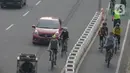 Warga bersepeda di jalan Sudirman, Jakarta, Selasa (1/6/2021). Direktorat Lalu Lintas Polda Metro Jaya tengah mengkaji sanksi sita sepeda apabila menemukan pesepeda yang gowes di luar jalur khusus yang telah disediakan. (merdeka.com/Imam Buhori)