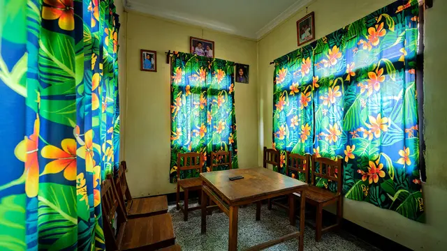 Warna Tirai yang Bikin Ruangan Makin Sempit Motif Ramai dan Besar