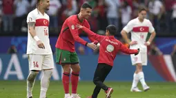 Laga terpaksa sempat dihentikan empat kali lantaran ada penonton yang menerobos masuk ke lapangan.  (AP Photo/Darko Vojinovic)