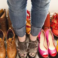 Di dunia ini nggak cuma ada high heels, jadi kamu juga bisa menggunakan jenis sepatu lainnya yang nggak kalah fashionable.
