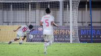 Pemain Timnas Indonesia U-20, Muhamad Ragil mencetak gol ketiga timnya ke gawang Timor Leste pada laga Grup F Kualifikasi Piala Asia U-20 2025 di Stadion Madya, Senayan, Jakarta, Jumat (27/09/2024). (Bola.com/Bagaskara Lazuardi)