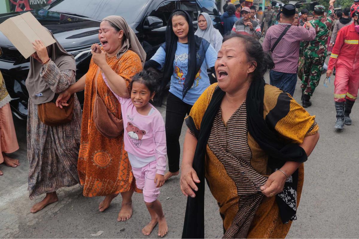 FOTO: Tangis Keluarga  Menunggu Santri Korban Musala Ambruk