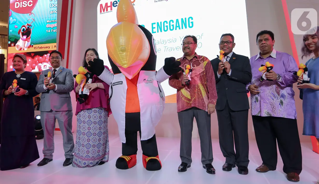 Dubes Malaysia untuk Indonesia YTY Datuk Zainal Abidin Bakar (keempat kanan) jajaran Direksi Malaysia Healthcare Travel Council, Maskot MyHT2020 dan Director of Tourism Malaysia saat pembukaan Malaysia Healthcare Expo 2020 di Mal Kelapa Gading, Jakarta, Jumat (6/2/2020). (Liputan6.com/Fery Pradolo)