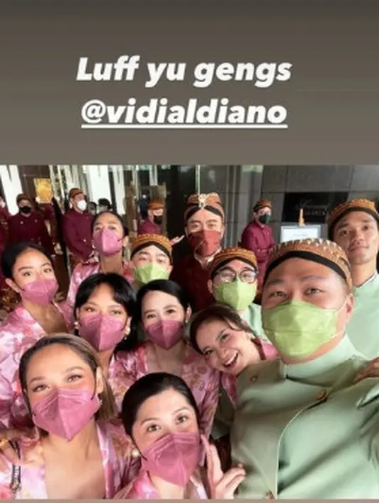 Geng memakai masker senada dengan pakaian masing-masing (Instagram @santosodio)