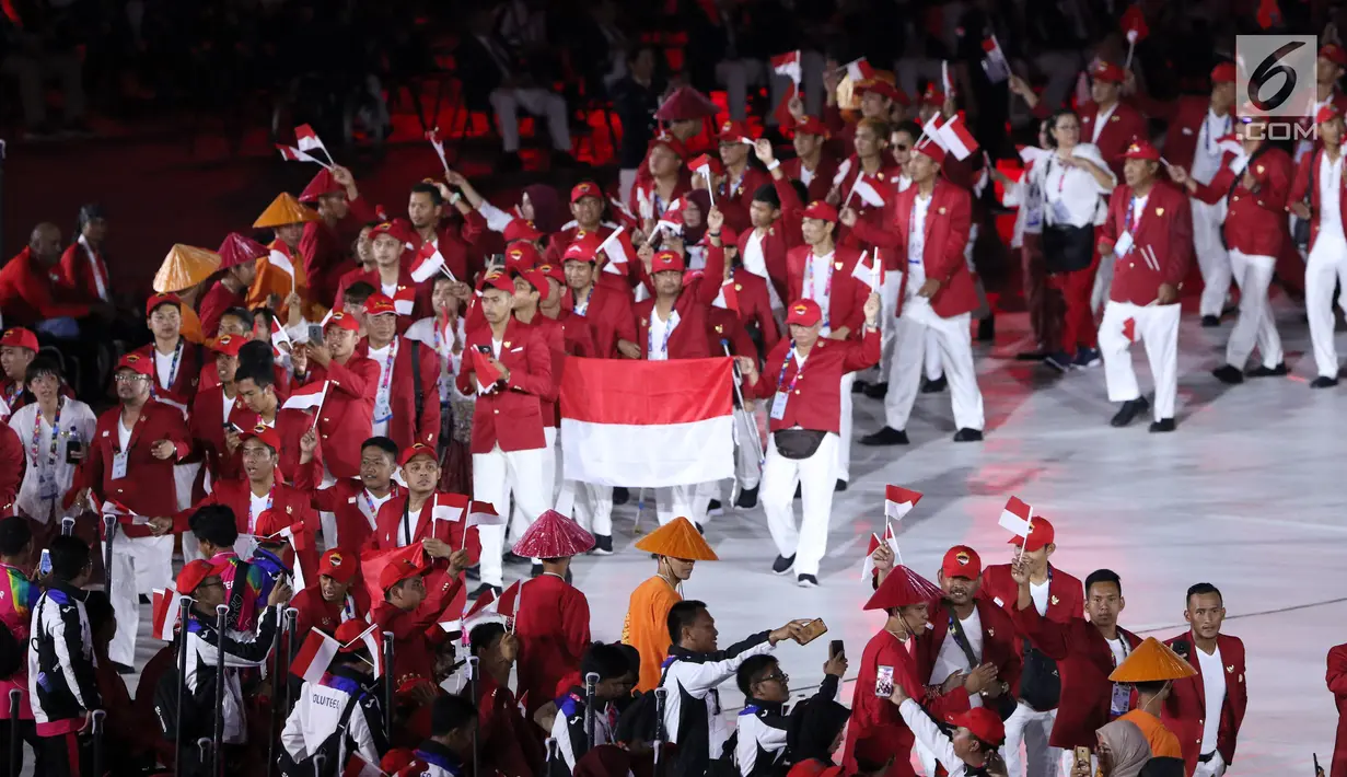 Atlet Para Games Indonesia melakukan defile saat pembukaan Asian Para Games 2018 di Stadion Utama Gelora Bung Karno, Jakarta, Sabtu (6/10). Asian Para Games 2018 berlangsung 6-13 Oktober. (Liputan6.com/Helmi Fithriansyah)
