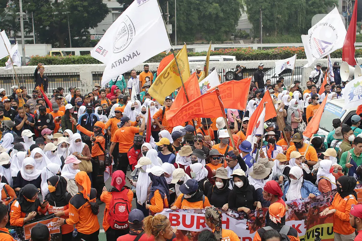 Ribuan Buruh Kembali Geruduk DPR
