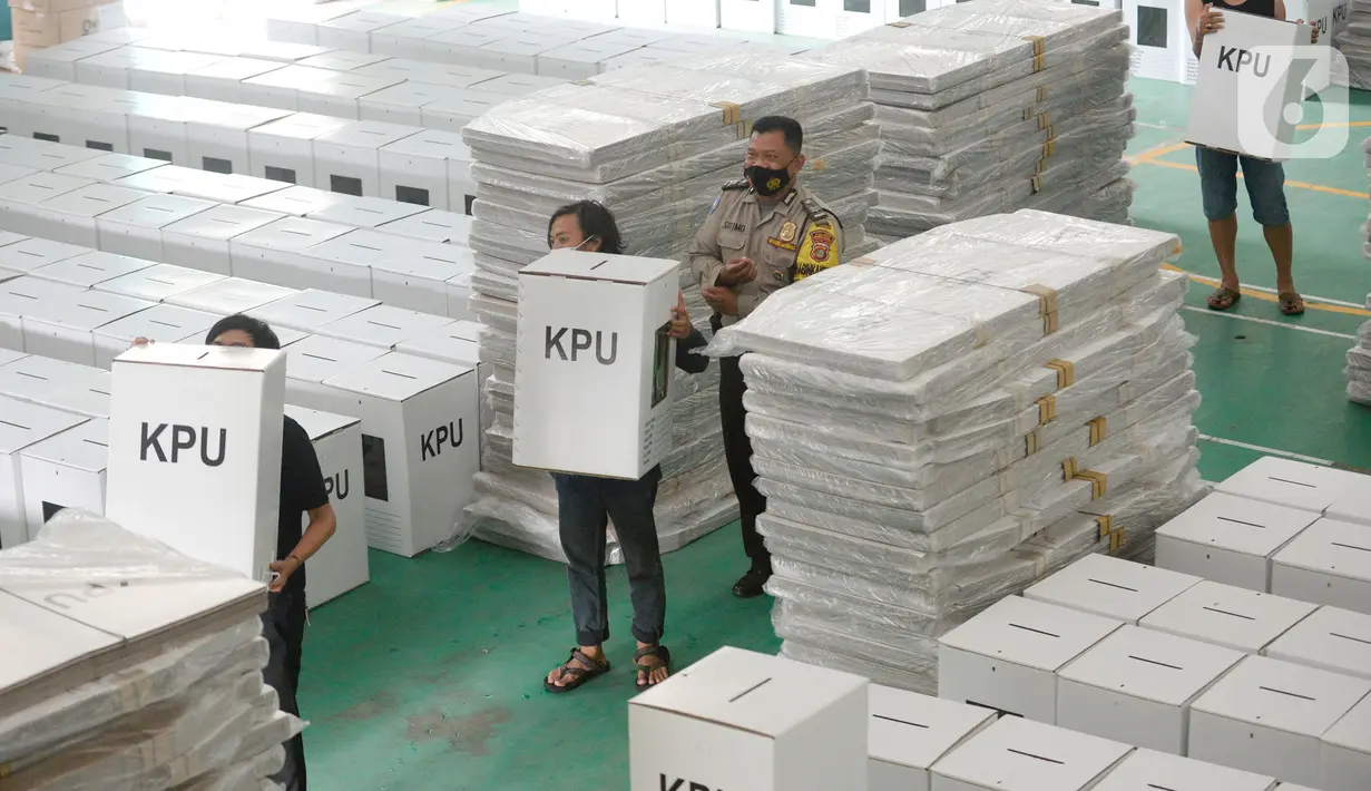 Petugas membawa kotak suara yang mulai distribusikan ke Kantor Kecamatan Pondok Aren, Kota Tangerang Selatan, Banten, Rabu (2/12/2020). Logistik Pilkada Tangsel tersebut seperti kotak suara, bilik suara dan alat pelindung diri (APD). (merdeka.com/Dwi Narwoko)
