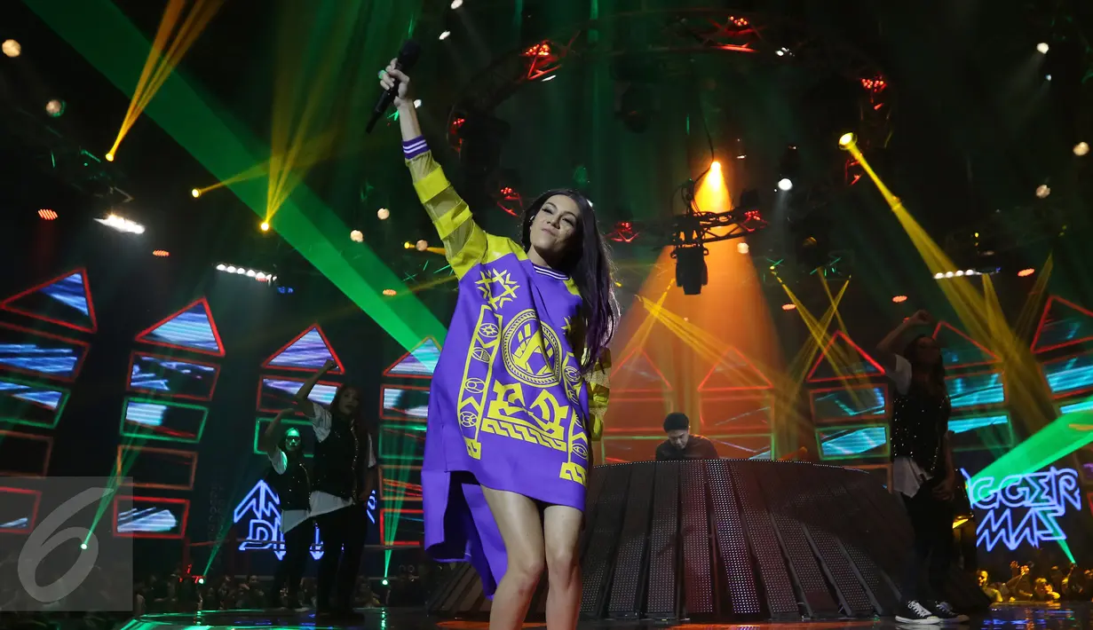 Aktris sekaligus penyanyi Shae berkolaborasi dengan DJ Angger Dimas dalam konser bertajuk The Biggest Concert Angger Dimas: Night Like This di Studio 6 Emtek City, Jakarta, Rabu (16/12).  (Liputan6.com/Herman Zakharia)