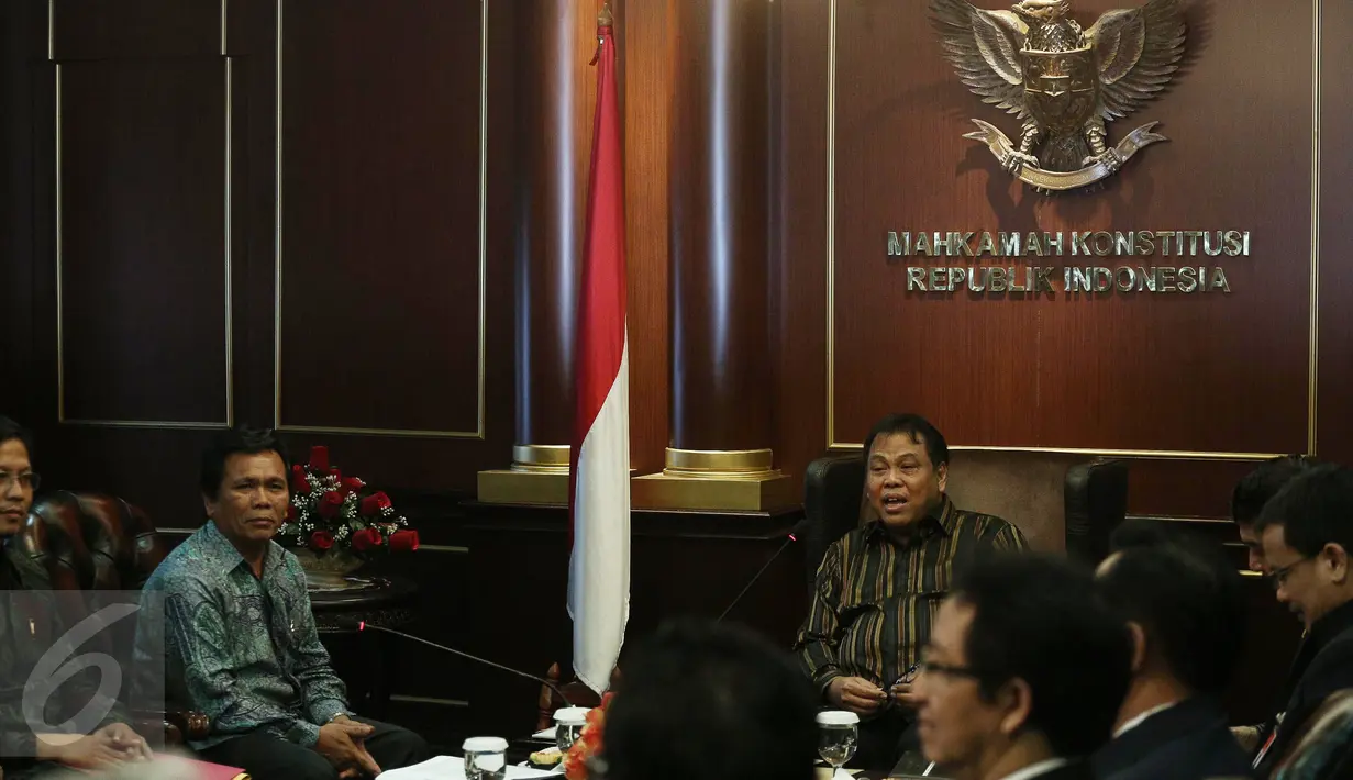 Ketua MK Arief Hidayat (kanan) menerima audiensi komisioner dan jajaran Bawaslu di Gedung Mahkamah Kontitusi, Jakarta, Selasa (31/1). Audensi tersebut terkait dengan persiapan Pilkada Serentak 2017. (Liputan6.com/Faizal Fanani)