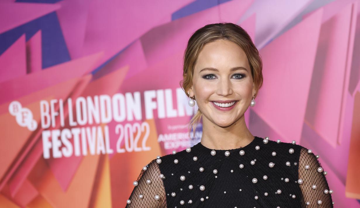 Jennifer Lawrence berpose sambil tersenyum saat menghadiri pemutaran perdana film ' Causeway' selama Festival Film London 2022 di London, Sabtu, 8 Oktober 2022. Desain cantik menyapu sosoknya dengan indah dan menampilkan lengan mengembang yang dramatis untuk memberikan sentuhan gaya pada penampilannya. (Photo by Vianney Le Caer/Invision/AP)
