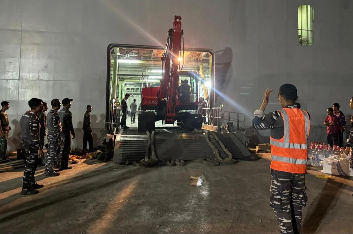 FOTO: KRI Banda Aceh Laksanakan Debarkasi Bantuan Alat Berat di Lhokseumawe