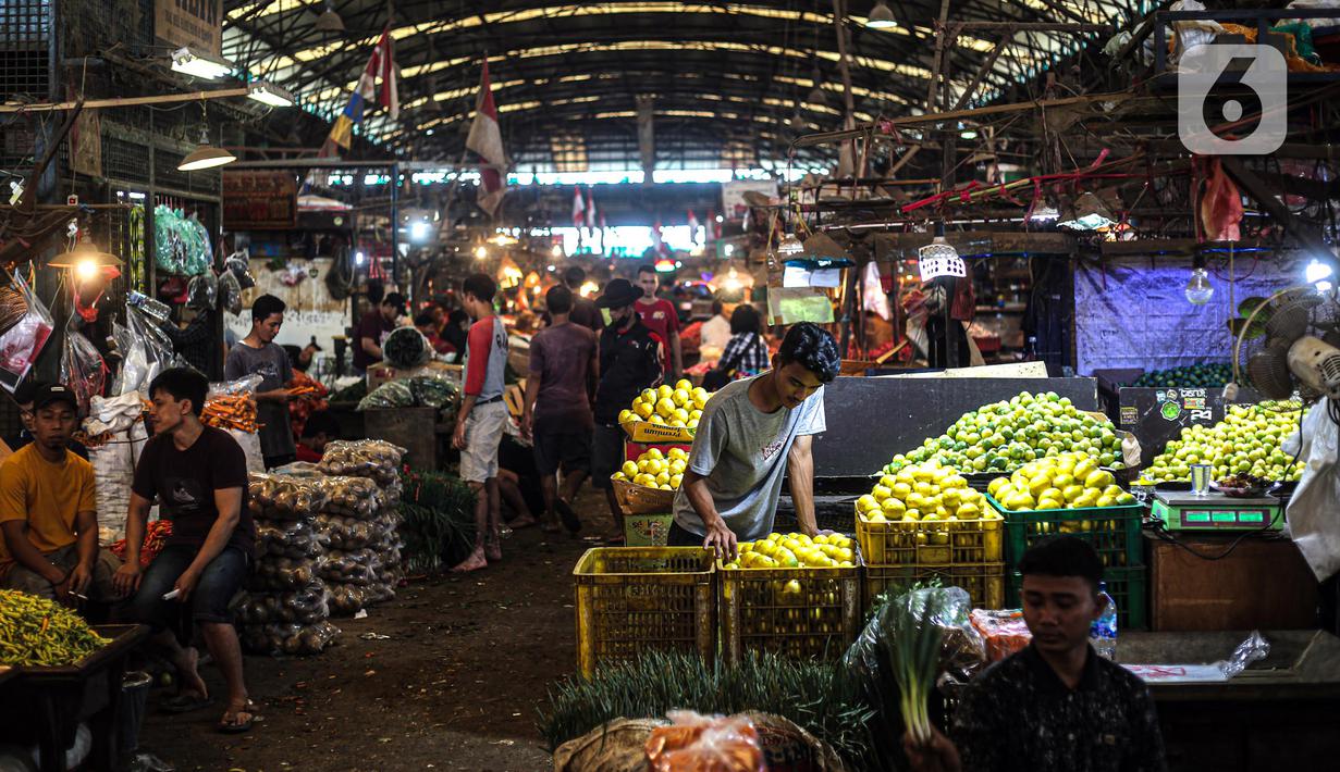 Suasana Pasar Induk Kramat Jati, Jakarta, Kamis (29/12/2022). Badan Usaha Milik Daerah (BUMD) Provinsi DKI Jakarta, Perumda Pasar Jaya, memfokuskan kegiatan revitalisasi pada tahun 2023. (Liputan6.com/Faizal Fanani)