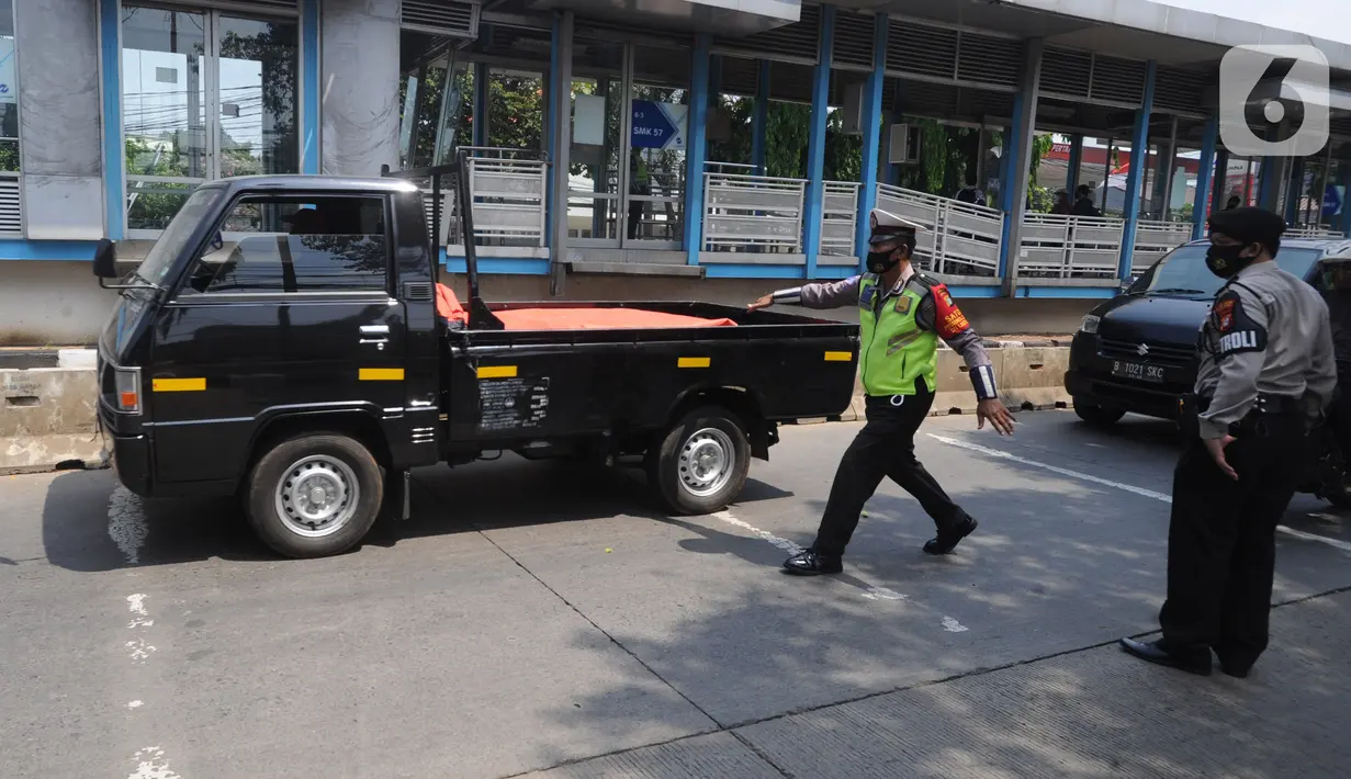 Petugas gabungan menghentikan pengendara mobil saat Operasi Yustisi Protokol COVID-19 di Jati Padang, Jakarta Selatan, Kamis (17/9/2020). Operasi itu untuk menegakan penerapan protokol kesehatan, terutama dalam penggunaan masker guna menekan penyebaran virus corona. (merdeka.com/Arie Basuki)