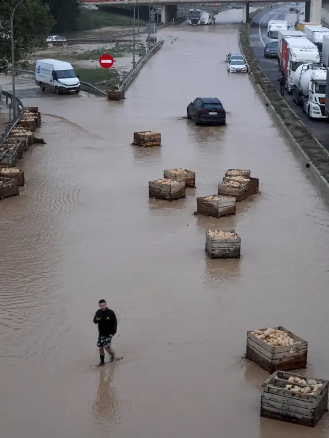 Banjir Spanyol pada Rabu (30/10/2024). (AP/Alberto Saiz)