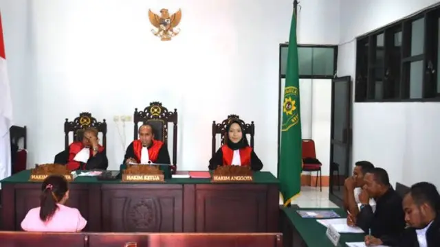 Minta Edit Foto Ganti Baju Formal, 7 Hasilnya Ini Bikin Tepuk Jidat