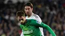 Bek Real Madrid, Sergio Ramos (kanan) berebut bola dengan pemain depan Real Sociedad, Adnan Januzaj pada laga perempat final Copa del Rey di Santiago Bernabeu, Kamis (6/2/2020). Real Madrid gagal melaju ke semifinal Copa del Rey setelah dibungkam Real Sociedad dengan skor 3-4. (JAVIER SORIANO/AFP)