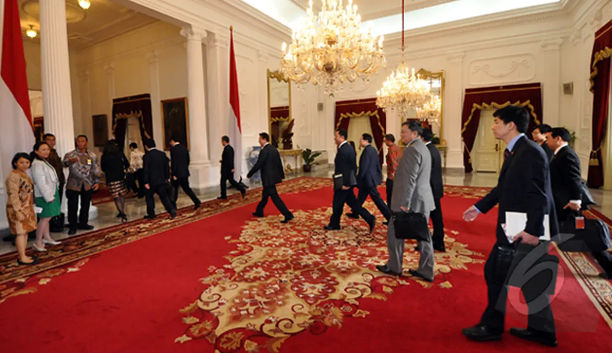 Delegasi Republik Rakyat Tiongkok (RRT) menemui Presiden Joko Widodo di Istana Merdeka, Jakarta, Selasa (3/2/2015).  Tampak, sejumlah perwakilan delegasi Republik Rakyat Tiongkok (RRT) saat tiba di dalam Istana Merdeka. (Liputan6.com/Faizal Fanani)