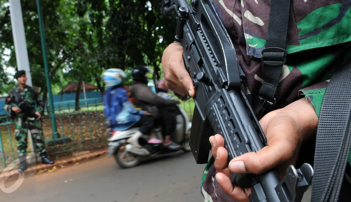Anggota TNI berjaga di sekitar Gelora Bung Karno yang digunakan untuk KTT OKI, Jakarta, Sabtu (5/3/2016). Penjagaan pusat kota diperketat menjelang pelaksanaan KTT Luar Biasa OKI pada 6-7 Maret di JCC Senayan. (Liputan6.com/Helmi Afandi)