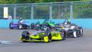 Pembalap tim Kiro Racing, Dan Ticktum (kiri) memimpin balapan saat ajang Jakarta E-Prix 2025 yang berlangsung di Jakarta International ePrix Circuit, Ancol, Sabtu (21/6/2025). (Bola.com/M Iqbal Ichsan)
