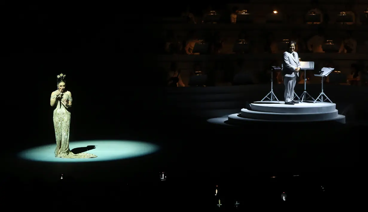 "Puasa ngomong. Sekarang banyak latihan, kalau lagi ada waktu duduk istirahat ya istirahat dulu," ujar Aurel Hermansyah di kawasan Kuningan Kamis (3/8). [Foto: Bambang E Ros/Fimela.com]