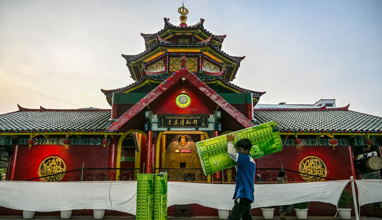 Menyambut bulan suci Ramadan 1446 H, Masjid Muhammad Cheng Hoo Surabaya mengadakan berbagai rangkaian kegiatan keagamaan dan sosial, salah satunya berbuka puasa bersama. (Juni KRISWANTO/AFP)