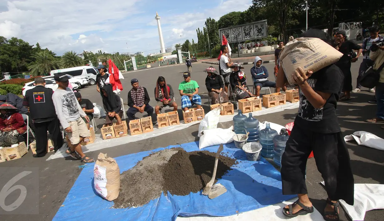 Persiapan menjelang aksi menyemen kaki di depan Istana Negara, Jakarta, Rabu (15/3). Di hari ketiga jumlah pengunjuk rasa yang memasung kaki bertambah hingga total berjumlah 20 orang. (Liputan6.com/Immanuel Antonius)