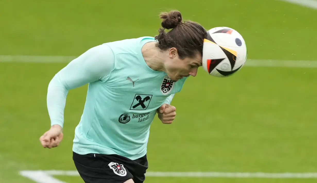 Gelandang Austria Marcel Sabitzer menyundul bola saat sesi latihan menjelang pertandingan Grup D Euro 2024 melawan Prancis, di Berlin, Jerman, Rabu (12/6/2024). (AP Photo/Markus Schreiber)