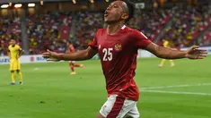 Penyerang Timnas Indonesia, Irfan Samaling Kumi berselebrasi usai mencetak gol ke gawang timnas Malaysia pada laga Grup B Piala AFF 2020 di Stadion Nasional Singapura, Minggu (19/12/2021). Irfan mencetak dua gol dan mengantar timnas Indonesia menaklukkan Malaysia 4-1. (AFP/Roslan Rahman)