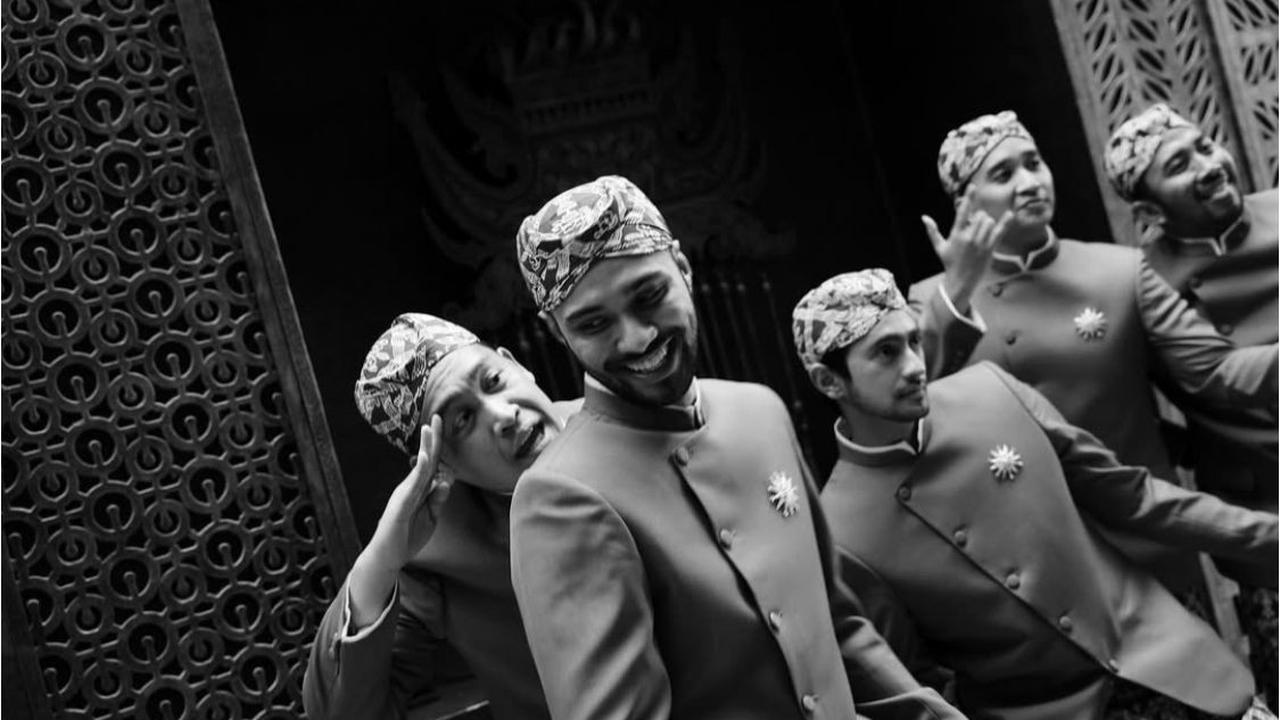 7 Potret Bahagia Refal Hady Saat Jadi Groomsman di Pernikahan Dewi Paramita