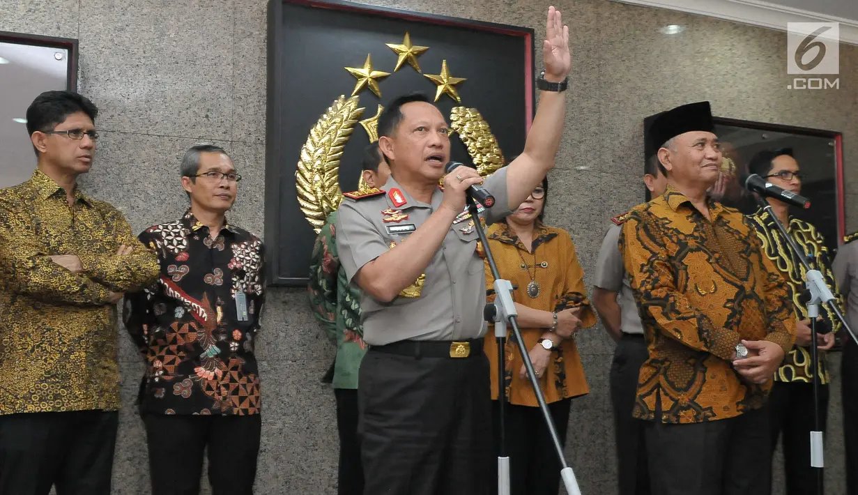 Kapolri Jenderal Tito Karnavian dan Ketua KPK Agus Rahardjo memberikan keterangan pers di Mabes Polri, Jakarta, Kamis (6/7). Pimpinan KPK menyambangi Mabes Polri dalam rangka silaturahmi antar lembaga penegak hukum. (Liputan6.com/Helmi Afandi)