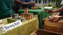 Sejumlah obat palsu dari berbagai merek diperlihatkan saat rilis di Ditreskrimsus Polda Metro Jaya, Jakarta, Senin (9/11/2015). Polda Metro Jaya mengamankan 25 jenis obat palsu dan menahan satu orang tersangka. (Liputan6.com/Helmi Fithriansyah)