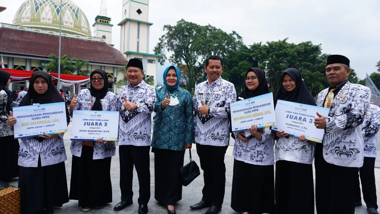 Bupati Garut Rudy Gunawan, bersama para guru selepas peringatan Hari Guru Nasional ke-28 dan Hari Ulang Tahun (HUT) PGRI ke-77di Garut, Jawa Barat. (Liputan6.com/Jayadi Supriadin)