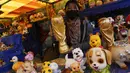 Penjual menjual replika trofi Piala Dunia pada hari pembukaan Alasita Fair tahunan di El Alto, Bolivia, Selasa (24/1/2023). Orang-orang membeli replika kecil dari hal-hal yang ingin mereka peroleh sepanjang tahun, seperti rumah, mobil, dan kekayaan. Kata Aymara "Alasita" berarti "belikan aku". (AP Photo/Juan Karita)