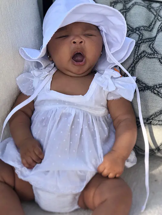 "Hello, apakah ada yang memberitahumu untuk menopang kepala bayi atau kau akan mematahkan lehernya?" tulis fan itu. (instagram/khloekardashian)
