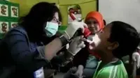 Sebelum perawatan mulut dan gigi, siswa diajak senam massal dan menggosok gigi. (Liputan 6 SCTV)