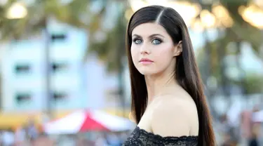 Alexandra Daddario saat menghadiri acara premiere film 'Baywatch' di Miami, Florida, AS (13/5). Alexandra Daddario berperan sebagai Summer Quinn, penjaga pantai yang diperankan oleh Nicole Eggert di serial aslinya. (Photo by Omar Vega/Invision/AP)