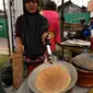 Kerak telor yang sudah menjadi ikon dari kuliner di Jakarta Fair ini, tetap populer dicari oleh para pengunjung hingga saat ini. (Liputan6.com/Helmi Fithriansyah)