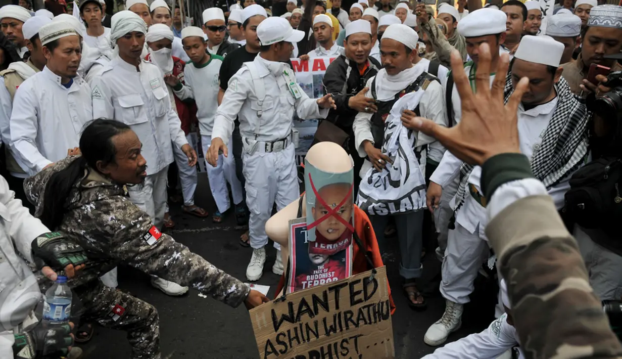 Massa yang tergabung dalam Forum Umat Islam menggelar aksi di depan Kedubes Myanmar, Jakarta, Rabu (27/5/2015). Mereka mengecam Biksu Ahsin Wirathu yang membantai etnik Rohingya. (Liputan6.com/Johan Tallo)