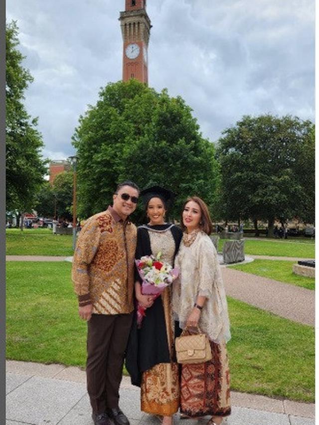 Wisuda Alifiya Arkana putri Dede yusuf di University of Birmingham, Inggris (Foto: ddyusuf66)