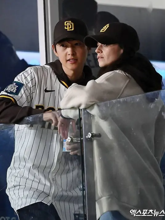 Song Joong Ki melapisi hoodie hitamnya dengan kaus baseball. [Foto: Instagram/thesongjoongki]