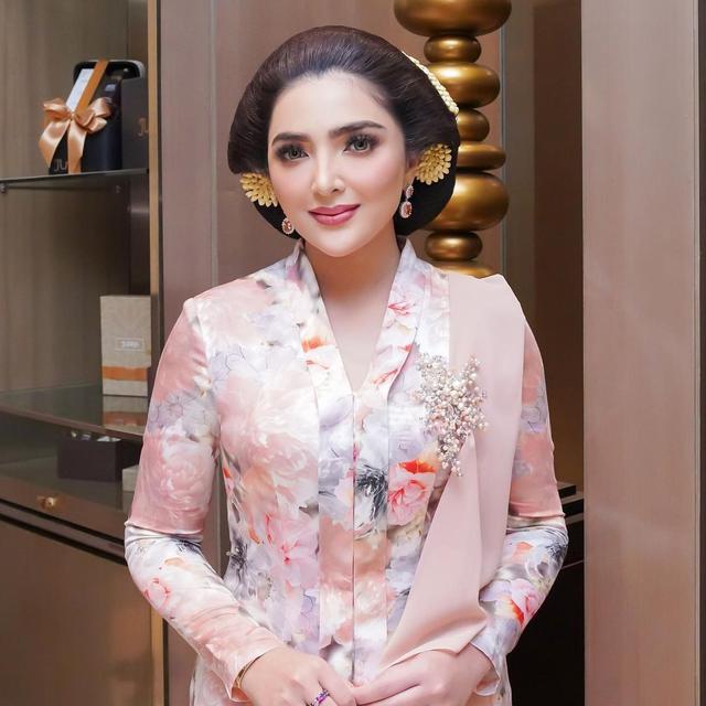 Potret Ashanty di Acara Mitoni Kehamilan Pertama dan Kedua Aurel Hermansyah