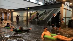 Meski air yang tergenang di stasiun kereta Uppsala, Swedia terlihat sangat kotor, warga tetap memutuskan untuk berenang dan bermain di stasiun tersebut.