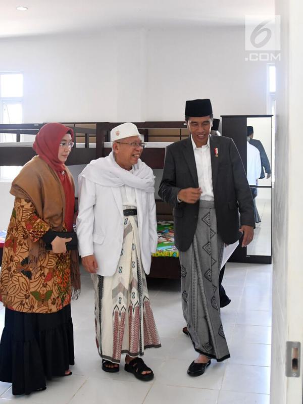 Presiden Jokowi (kanan) bersama Rais Am PBNU KH Ma'ruf Amin (tengah) melihat-lihat Pondok Pesantren An-Nawawi Tanara saat meresmikan Bank Wakaf Mikro di Serang, Banten, Rabu (14/3). (Liputan6.com/Pool/Biro Setpres)