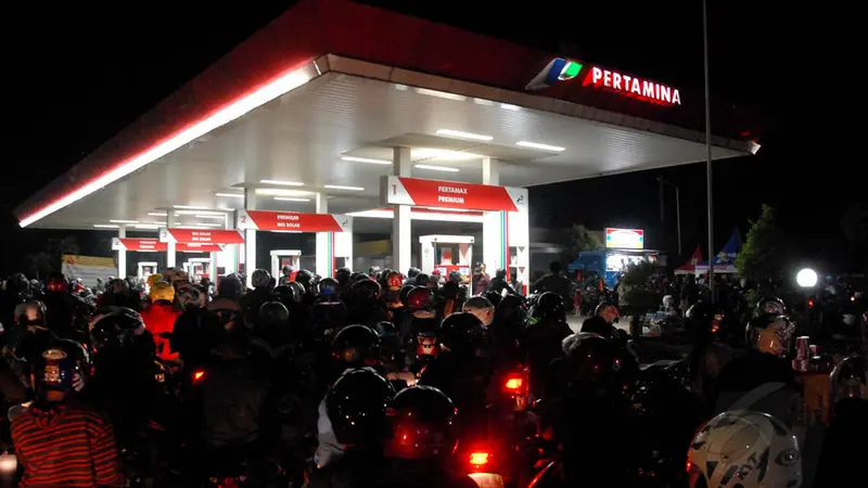 Ratusan Pemudik Motor Mengular di SPBU Karawang