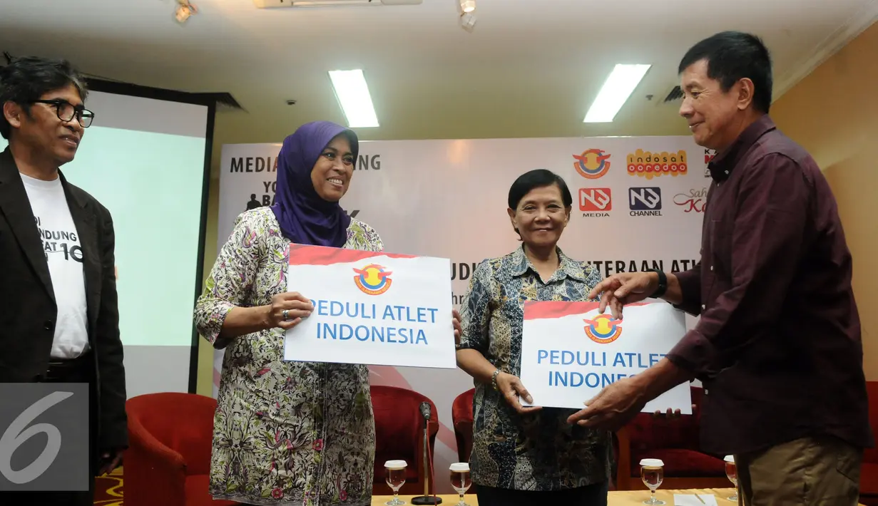 Ketua Umum YOI, Rudy Hartono (kanan) menyerahkan donasi kepada dua mantan atlet nasional jelang memberikan keterangan seputar pelaksanaan Bandung Great Run 10K di Jakarta, Kamis (28/1/2016). Acara akan berlangsung Maret. (Liputan6.com/Helmi Fithriansyah)